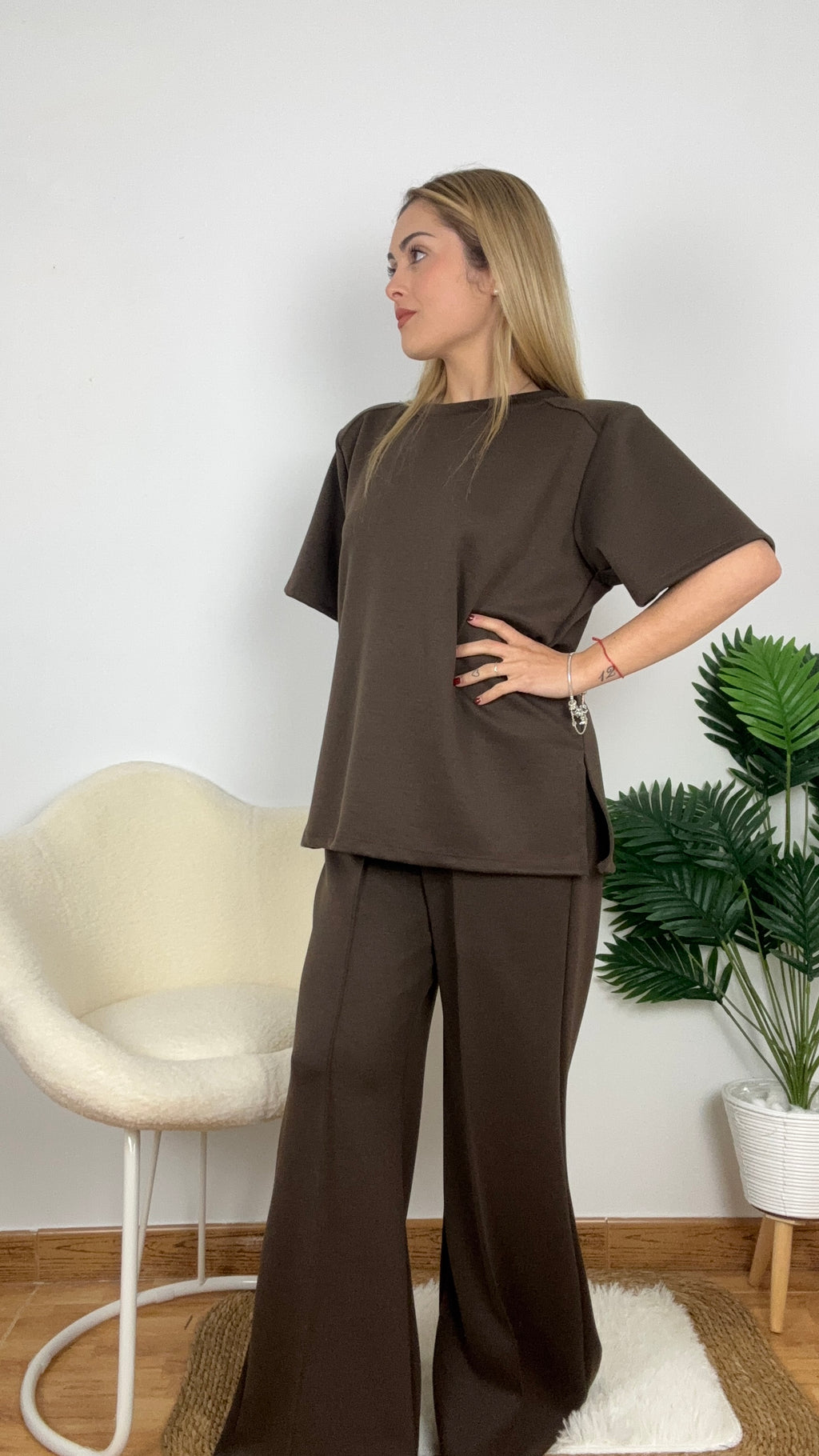 Conjunto camiseta abierta con hombreras