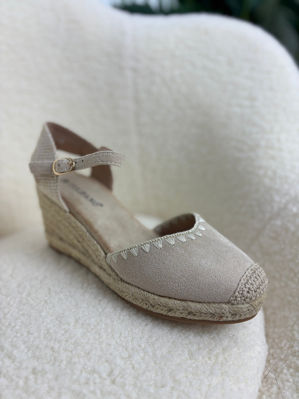 Cuña baja beige