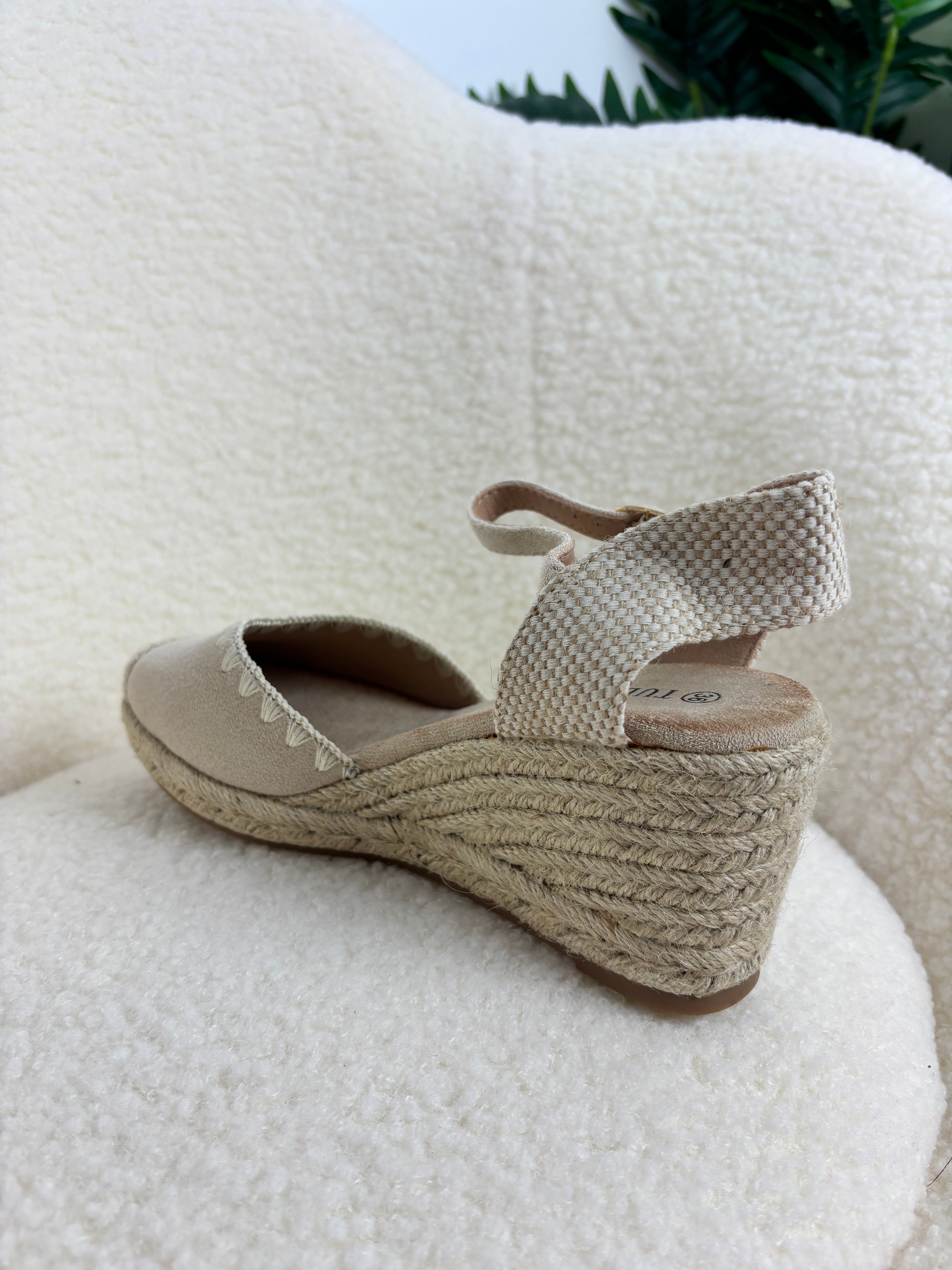 Cuña baja beige