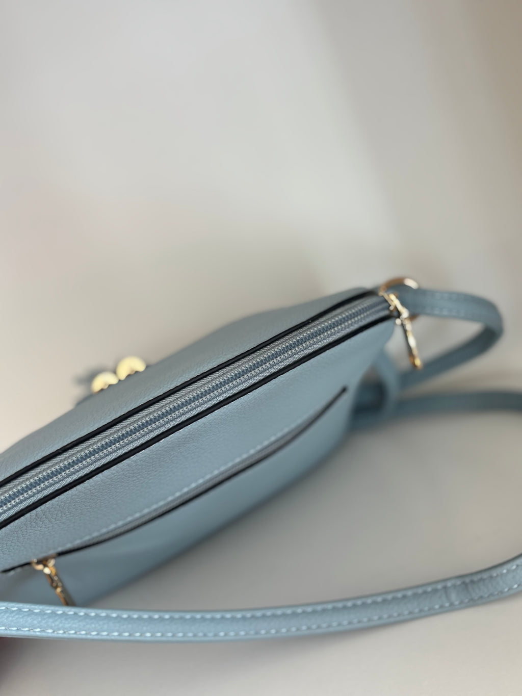 Bolso azul borlas