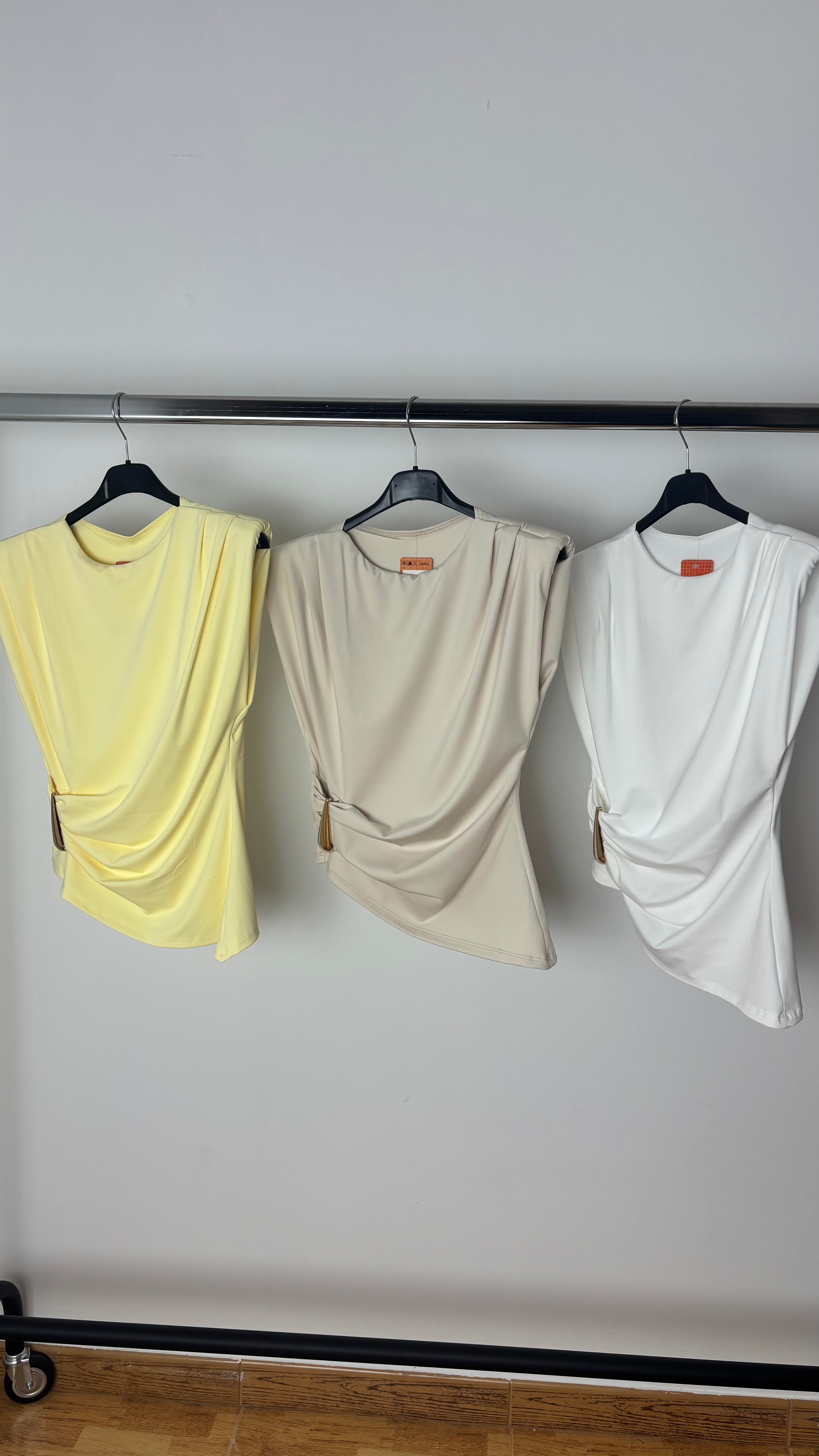 Camiseta de licra con hombreras