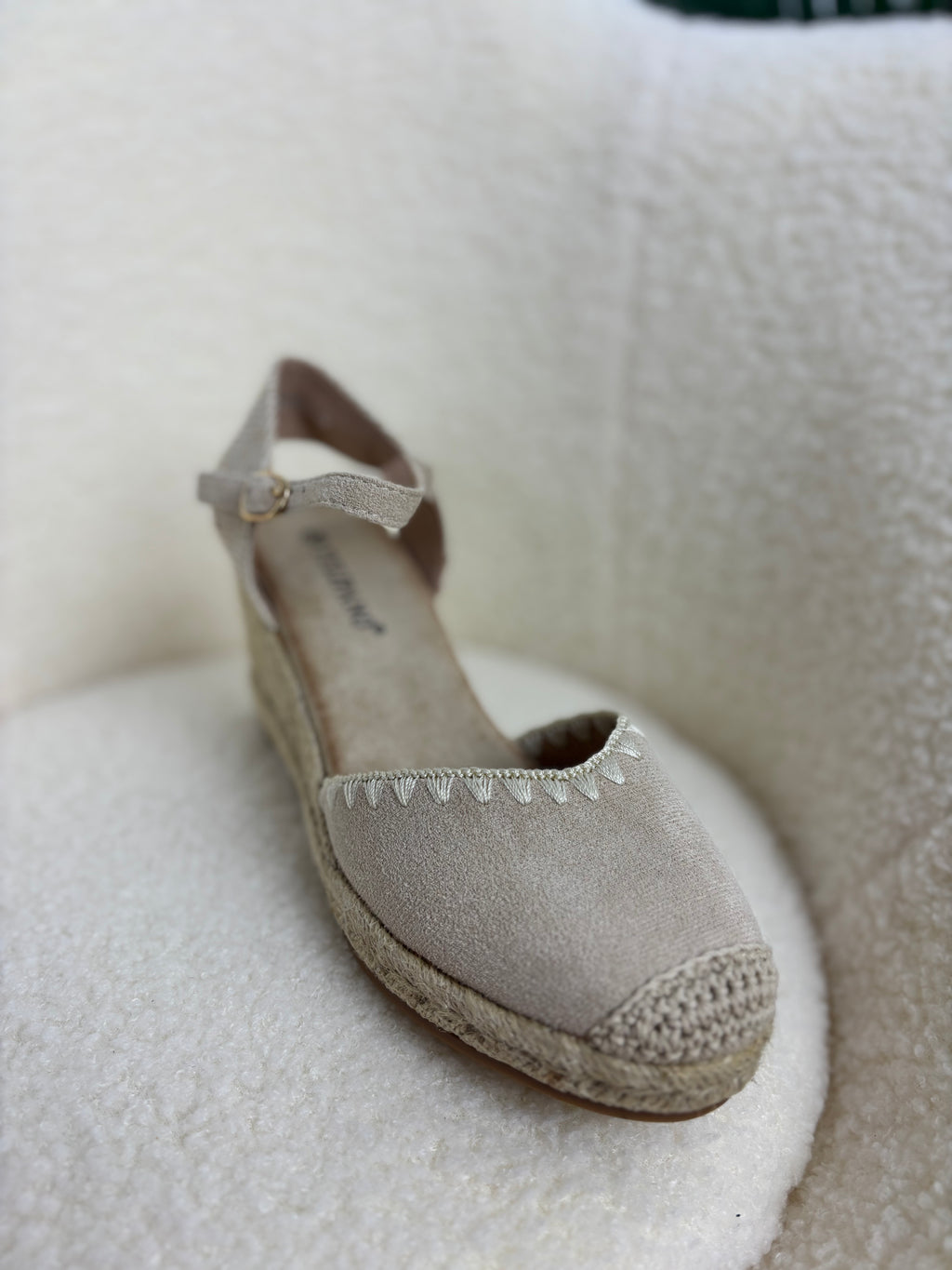 Cuña baja beige