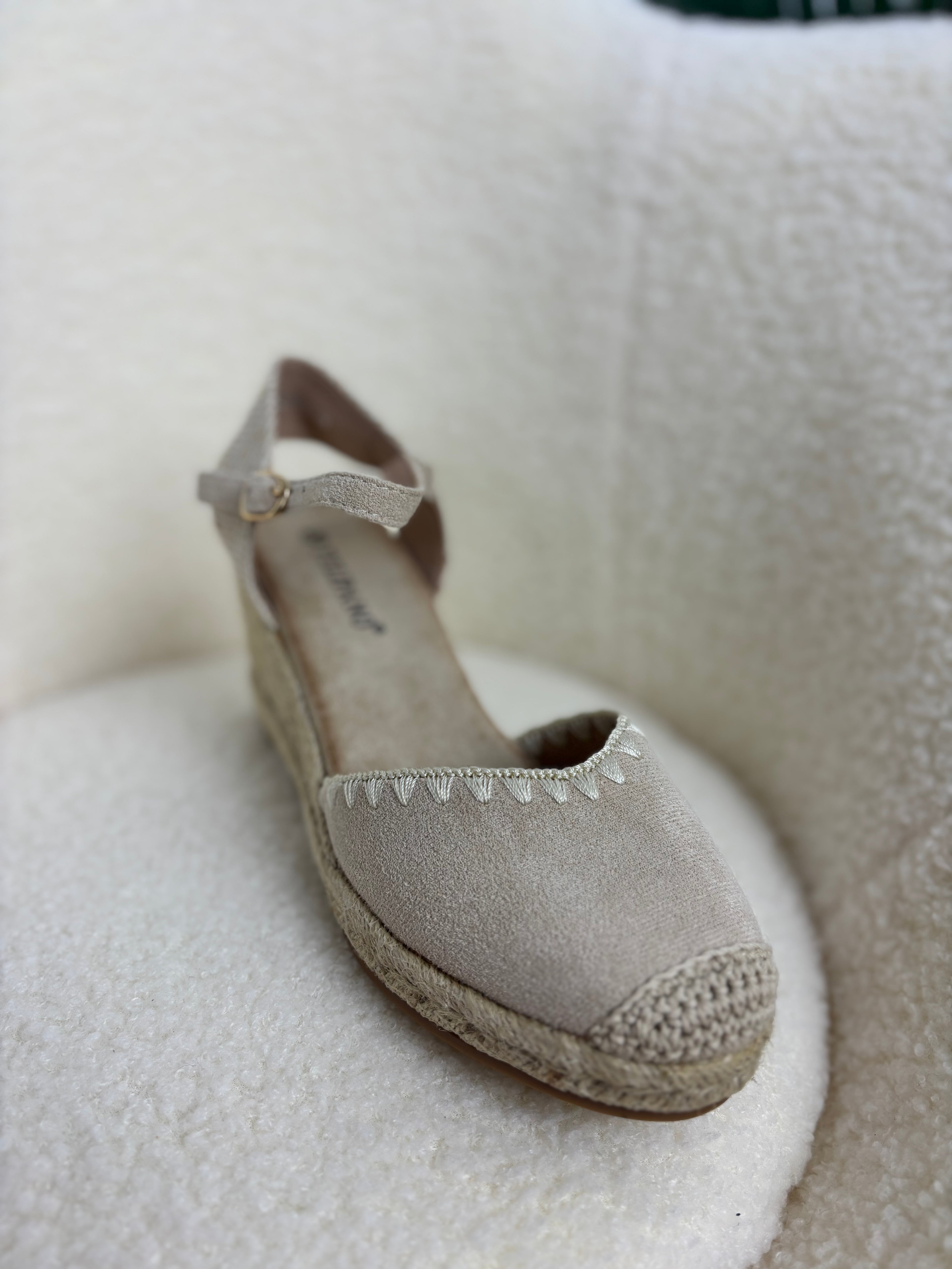 Cuña baja beige
