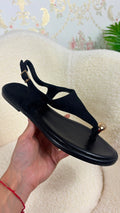 Sandalia negra plana anillo