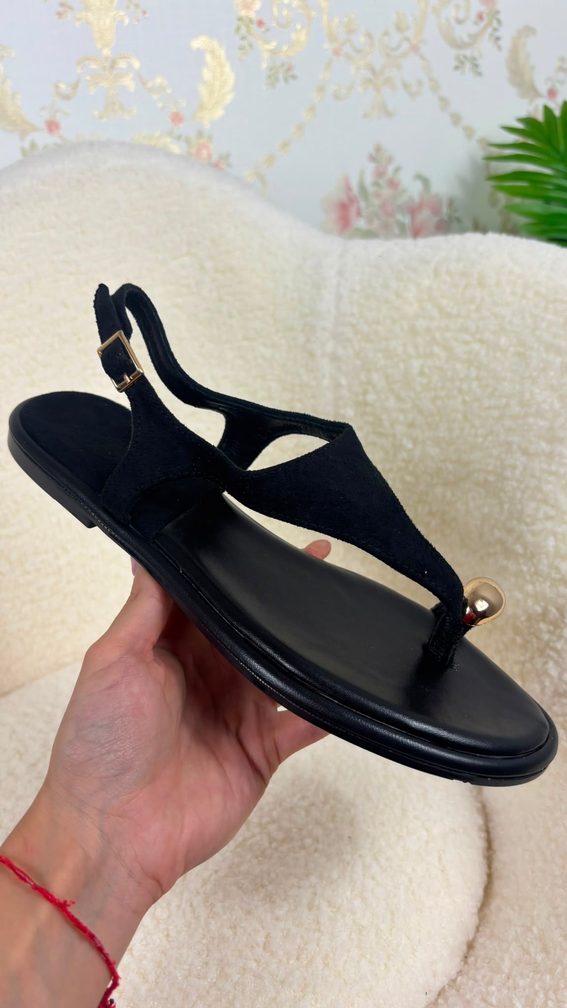 Sandalia negra plana anillo