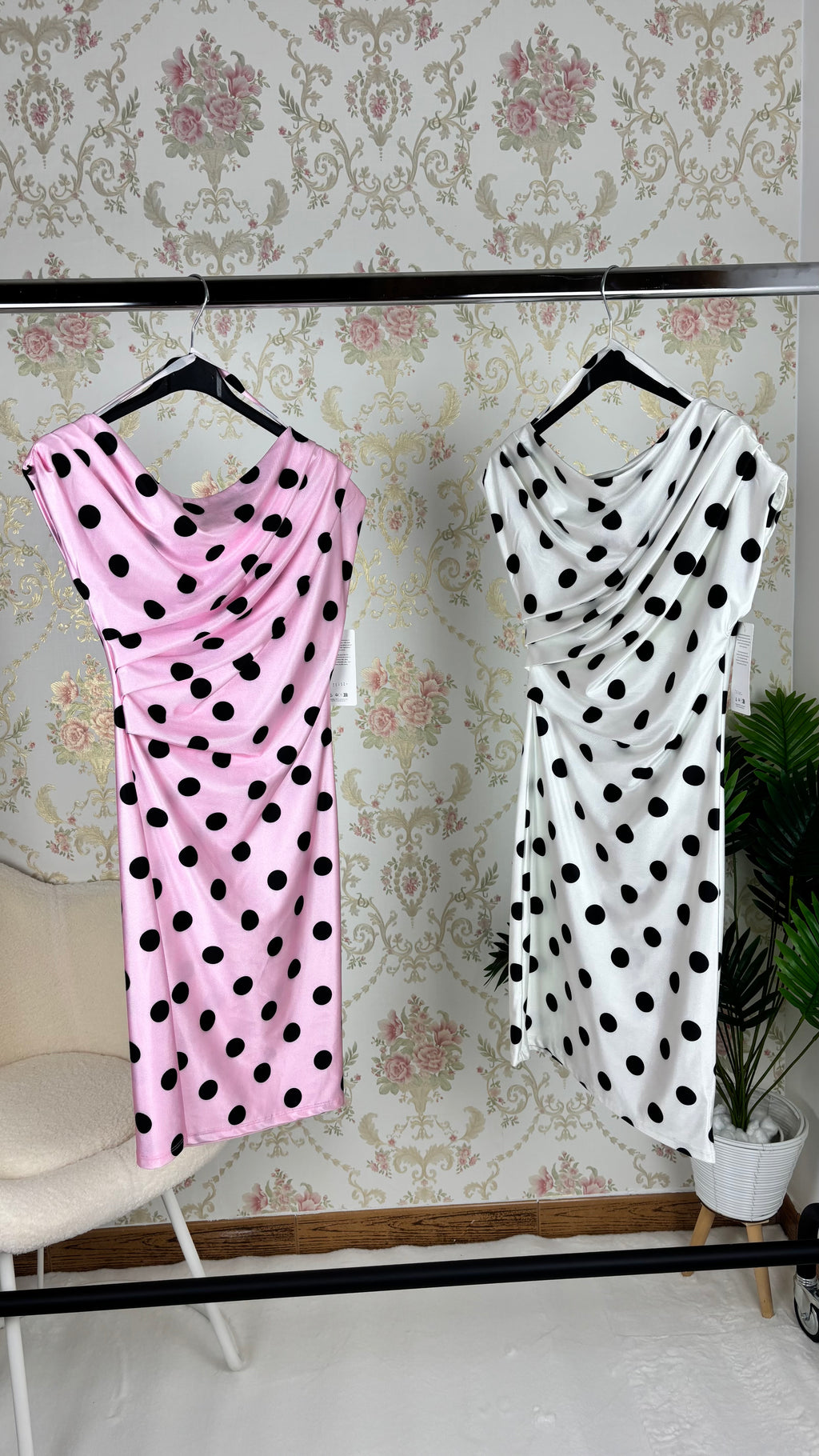 Vestido satinado de lunares