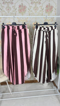 Pantalón de rayas abierto