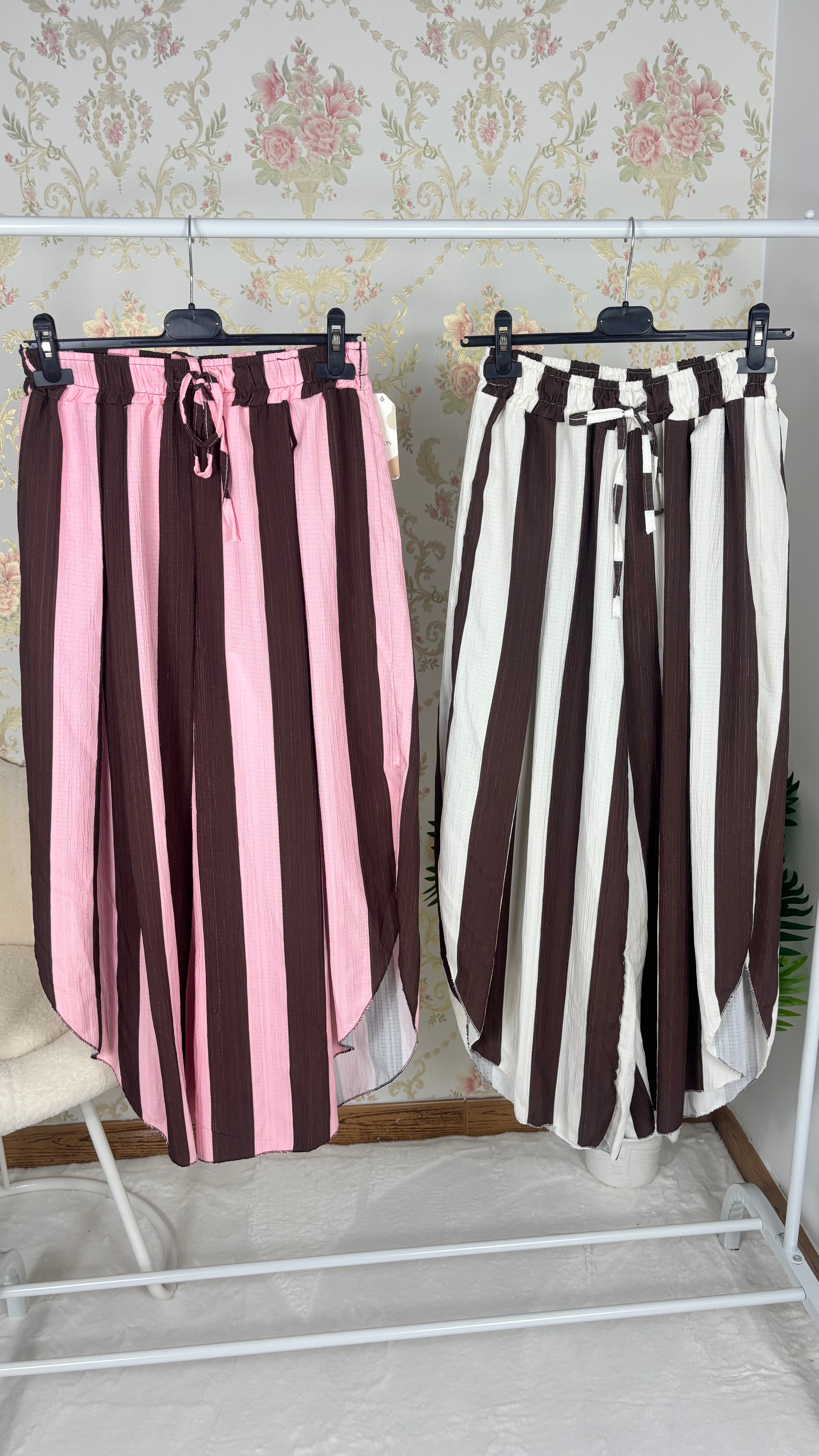 Pantalón de rayas abierto