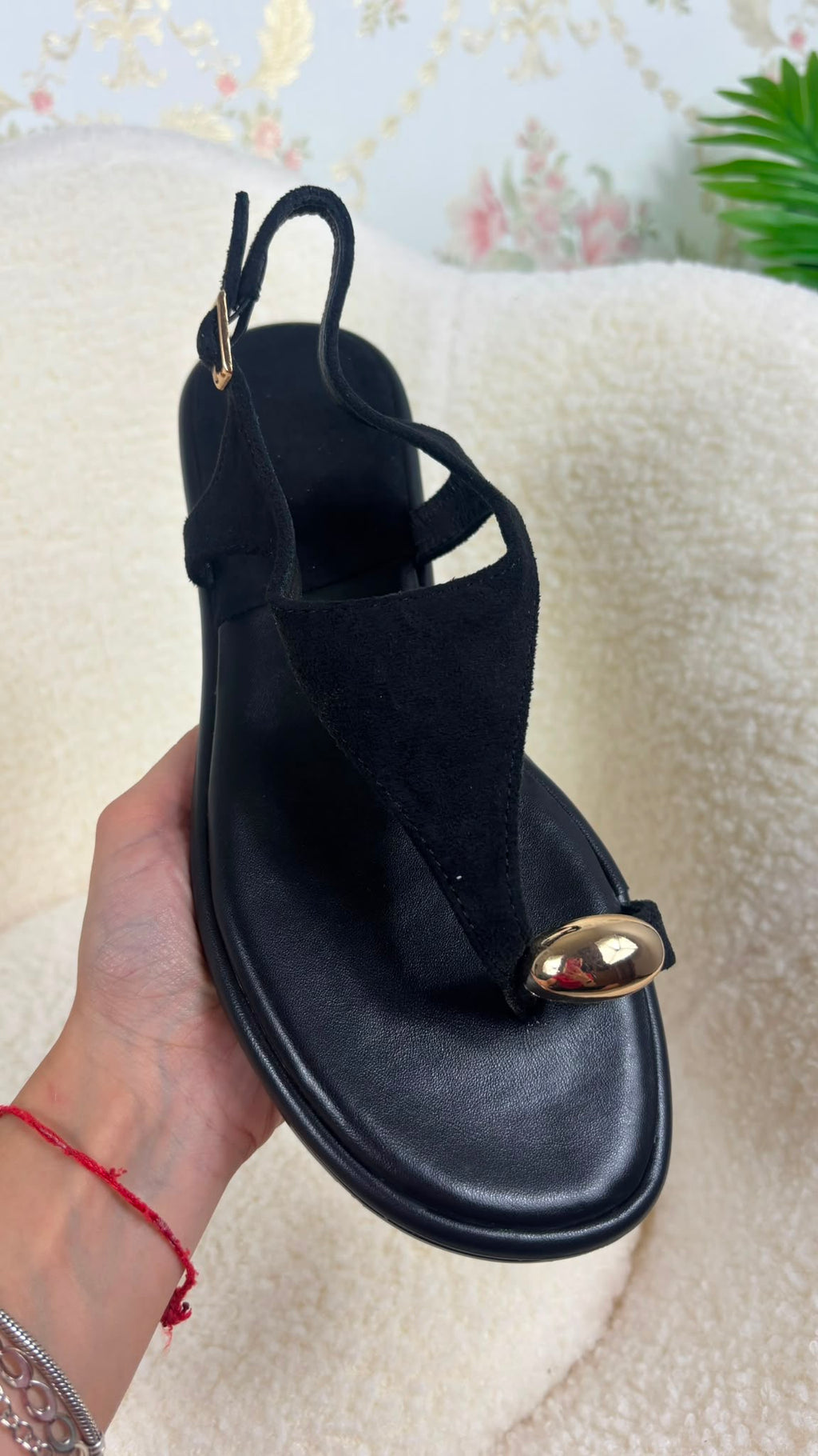 Sandalia negra plana anillo