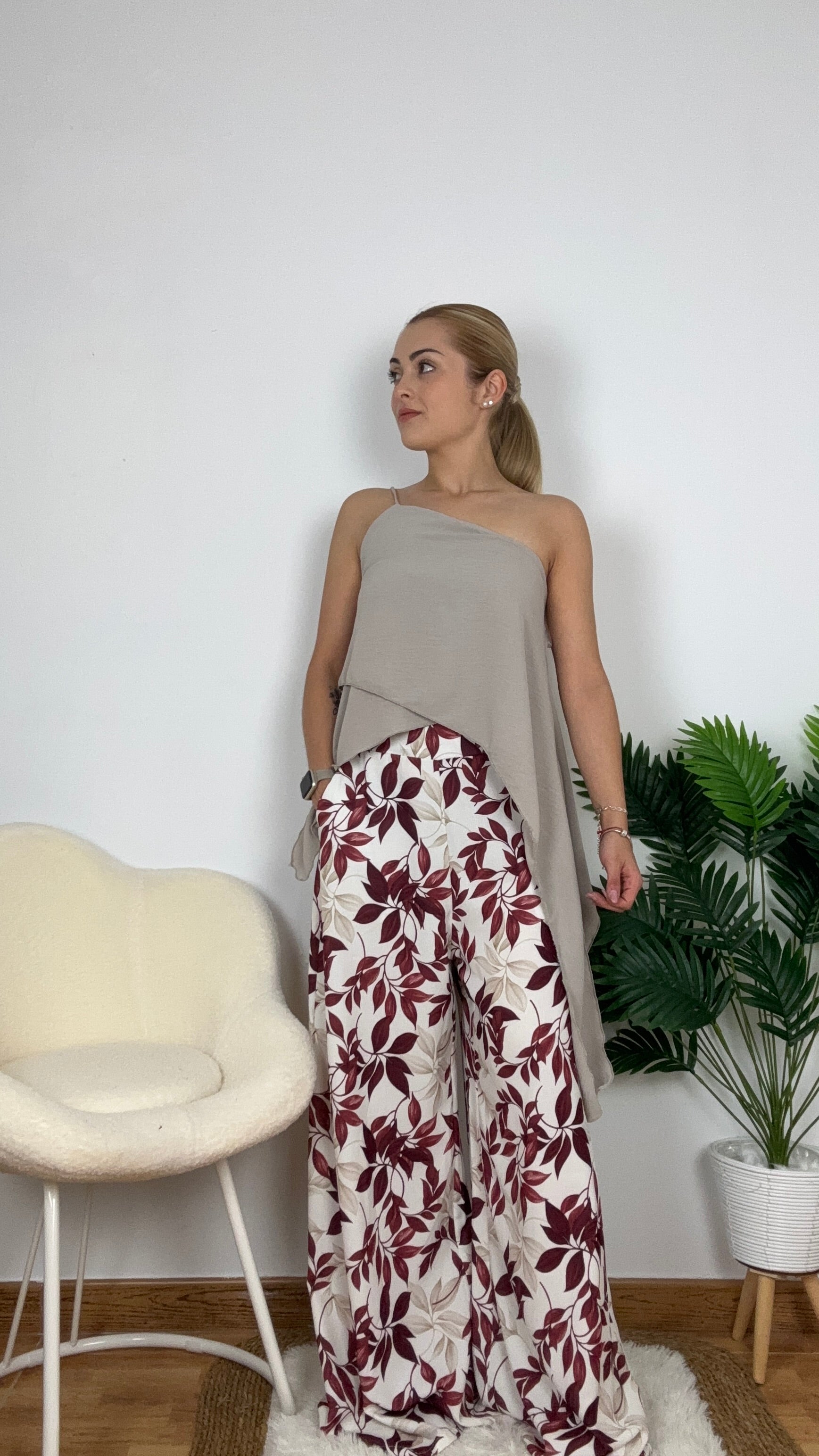 Pantalón ancho flores granate