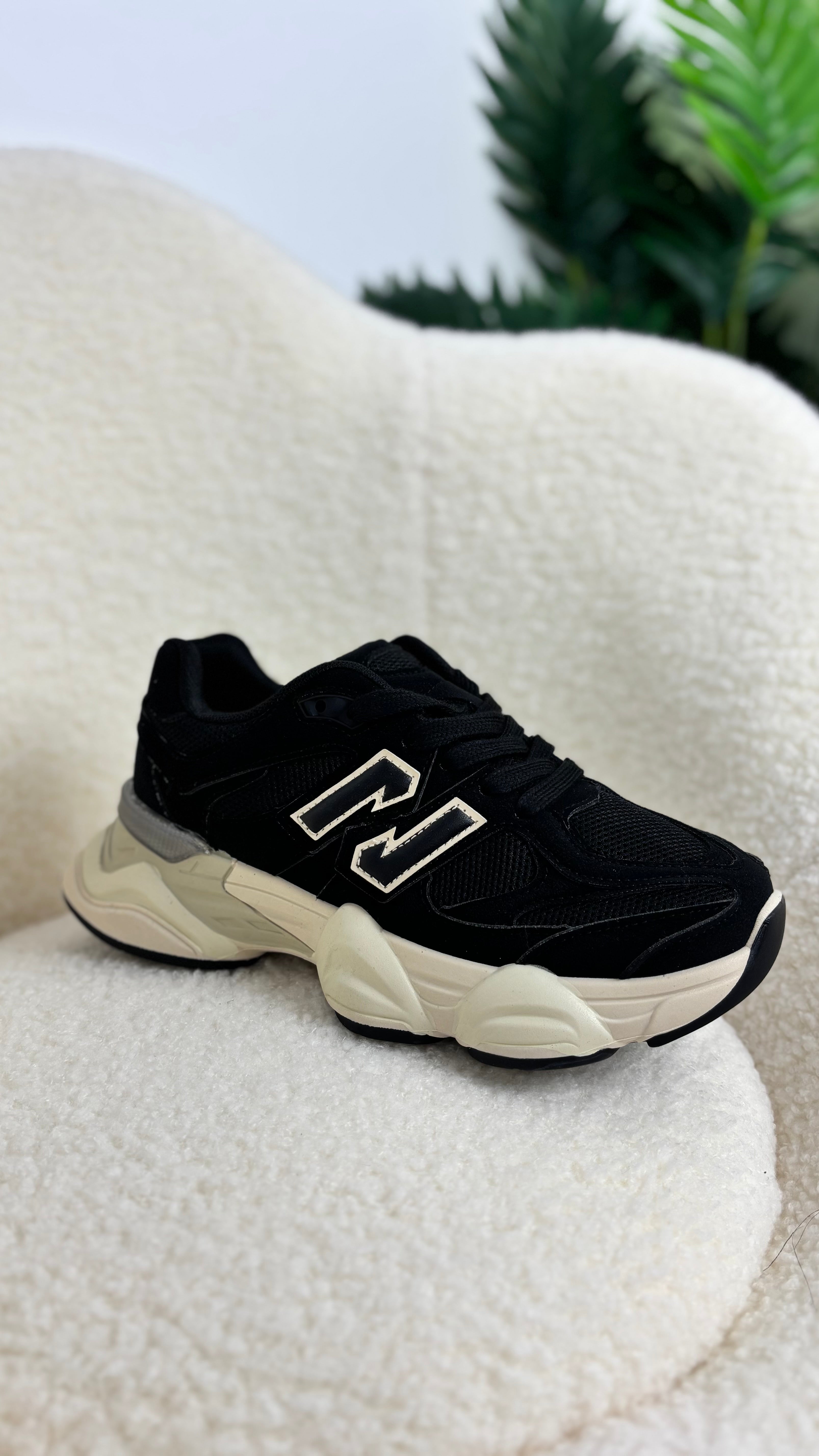 Zapatilla N negra