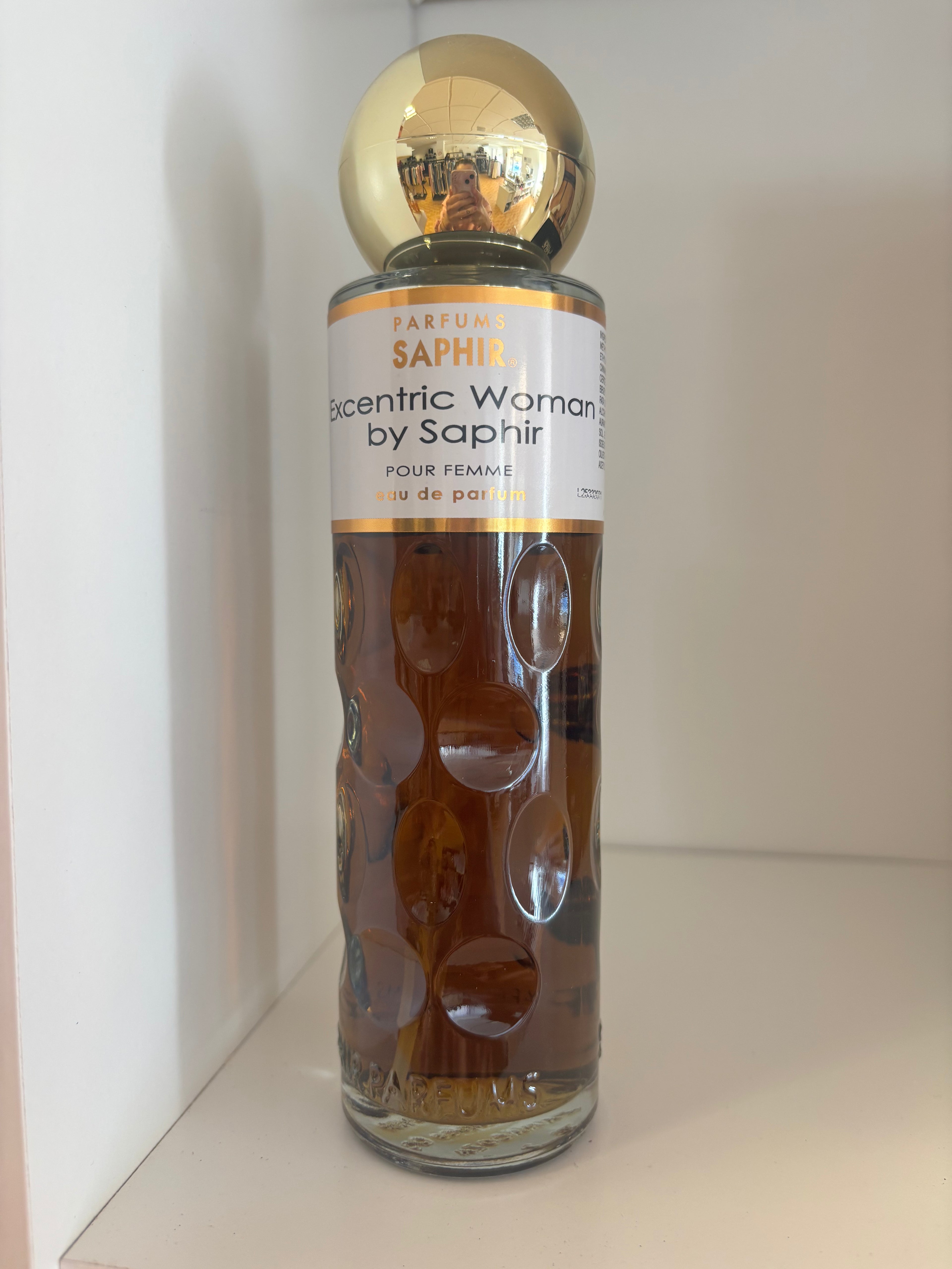 Saphir excentric woman